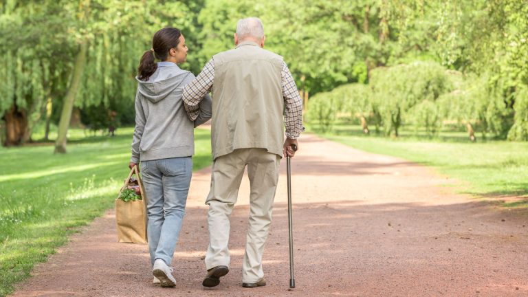 Demenz Betreuung zu Hause – wann ist eine 24-Stunden-Pflege sinnvoll und wann nicht?